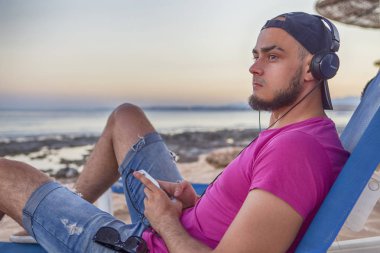 Seksi ince uygun esmer erkek kot şort ve mor pembe 