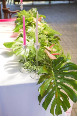 Tablolar, pl ile arka bahçesinde üzerinde bir düğün töreni için dekorasyon