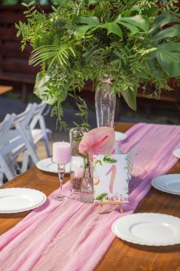 Tablolar, pl ile arka bahçesinde üzerinde bir düğün töreni için dekorasyon