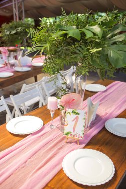 Tablolar, pl ile arka bahçesinde üzerinde bir düğün töreni için dekorasyon