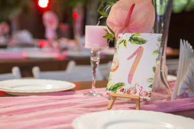 Tablolar, pl ile arka bahçesinde üzerinde bir düğün töreni için dekorasyon