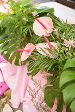 Tablolar, pl ile arka bahçesinde üzerinde bir düğün töreni için dekorasyon