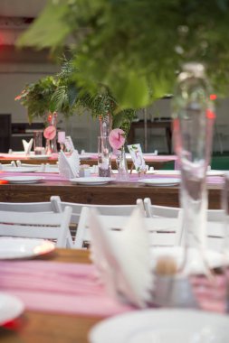 Tablolar, pl ile arka bahçesinde üzerinde bir düğün töreni için dekorasyon