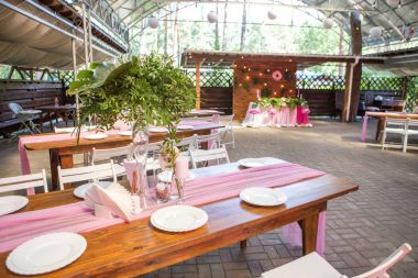 Tablolar, pl ile arka bahçesinde üzerinde bir düğün töreni için dekorasyon