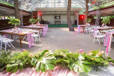 Tablolar, pl ile arka bahçesinde üzerinde bir düğün töreni için dekorasyon