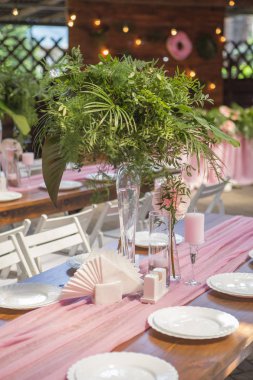 Tablolar, pl ile arka bahçesinde üzerinde bir düğün töreni için dekorasyon