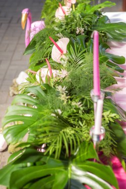 Tablolar, pl ile arka bahçesinde üzerinde bir düğün töreni için dekorasyon