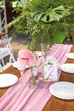 Tablolar, pl ile arka bahçesinde üzerinde bir düğün töreni için dekorasyon