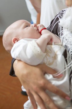 Küçük çocuk bapt içinde tutan anne (beyaz genç kadın)