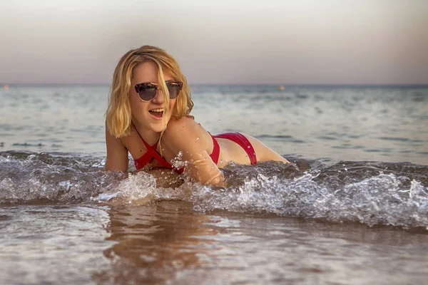 Sexy slim fit blonde caucasian young woman in red gorgeous swims — Stock Photo, Image