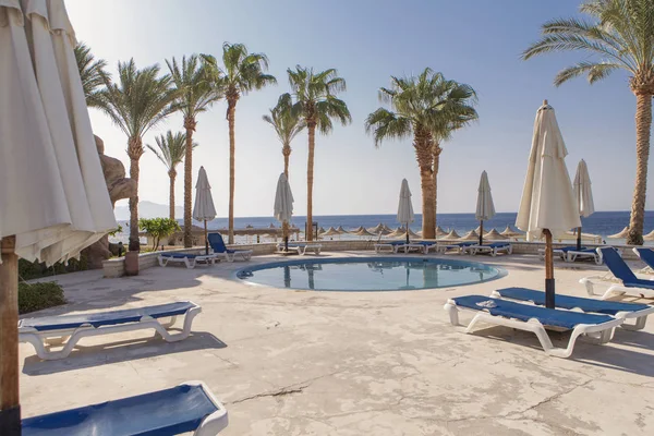 Hotel resort tropikal sıcak yerde beyaz bir bina görünümünü.