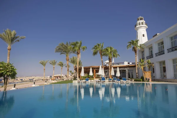 Vista di un edificio bianco di resort hotel in un luogo caldo tropicale . — Foto Stock