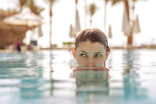 Donna bionda con quasi tutta la testa in acqua in piscina — Foto Stock