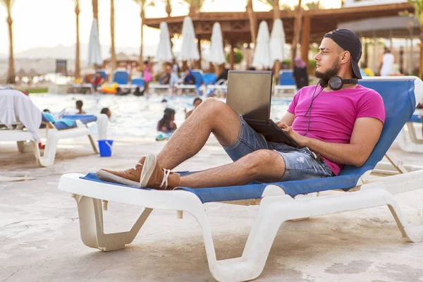 Kot şort Siyah sakallı yakışıklı yetişkin beyaz adam bir