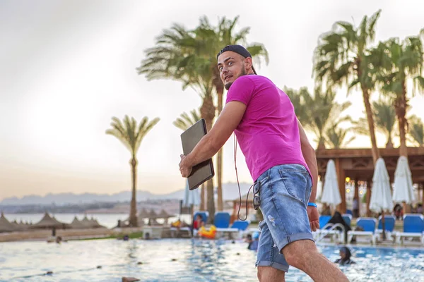 Kot şort Siyah sakallı yakışıklı yetişkin beyaz adam bir