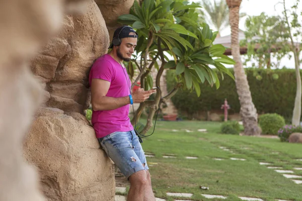 Kot şort Siyah sakallı yakışıklı yetişkin beyaz adam bir