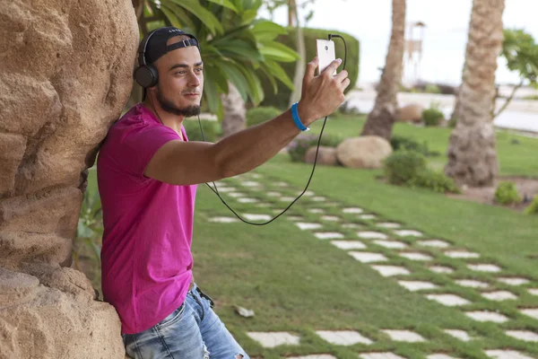 Knappe erotische blanke man met zwarte baard in jeans korte broek een — Stockfoto