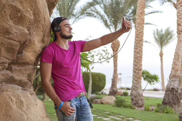 Kot şort Siyah sakallı yakışıklı yetişkin beyaz adam bir