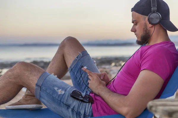 Sexy slim fit morena homem no azul jeans shorts e roxo rosa — Fotografia de Stock