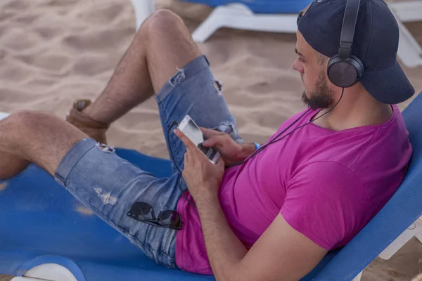 Seksi ince uygun esmer erkek kot şort ve mor pembe 