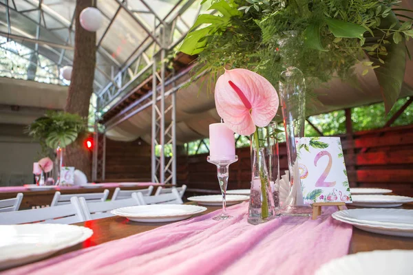 Tablolar, pl ile arka bahçesinde üzerinde bir düğün töreni için dekorasyon