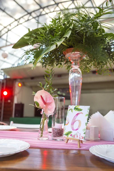 Tablolar, pl ile arka bahçesinde üzerinde bir düğün töreni için dekorasyon