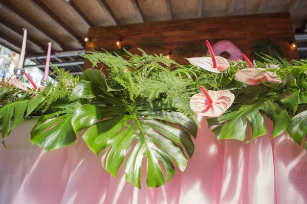 Tablolar, pl ile arka bahçesinde üzerinde bir düğün töreni için dekorasyon