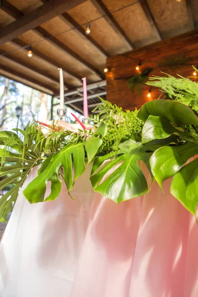 La decoración para la ceremonia de boda en el patio trasero con las mesas, pl —  Fotos de Stock