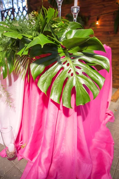 Tablolar, pl ile arka bahçesinde üzerinde bir düğün töreni için dekorasyon