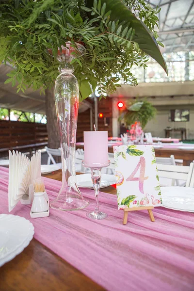 Tablolar, pl ile arka bahçesinde üzerinde bir düğün töreni için dekorasyon