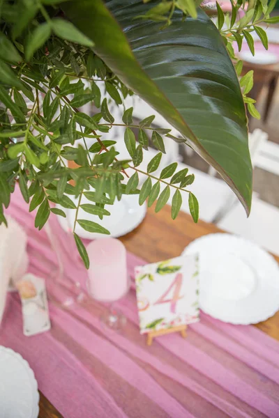 Tablolar, pl ile arka bahçesinde üzerinde bir düğün töreni için dekorasyon