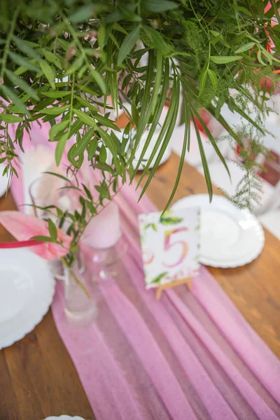 Decoration for a wedding ceremony on a back yard with tables, pl — Stock Photo, Image