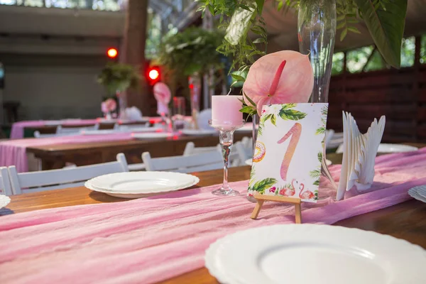 Tablolar, pl ile arka bahçesinde üzerinde bir düğün töreni için dekorasyon