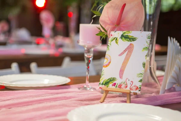 Tablolar, pl ile arka bahçesinde üzerinde bir düğün töreni için dekorasyon