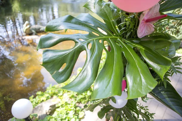 Rosa falsa decoração de casamento flamingo com flores de antúrio e — Fotografia de Stock