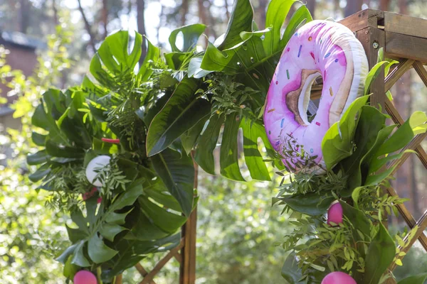 Rosa falsa decoração de casamento flamingo com flores de antúrio e — Fotografia de Stock