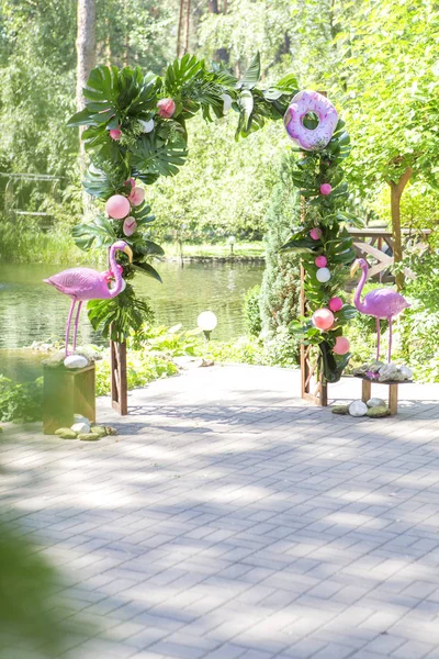 Rosa falsa decoração de casamento flamingo com flores de antúrio e — Fotografia de Stock