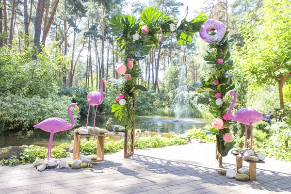 Rosa falsa decoração de casamento flamingo com flores de antúrio e — Fotografia de Stock