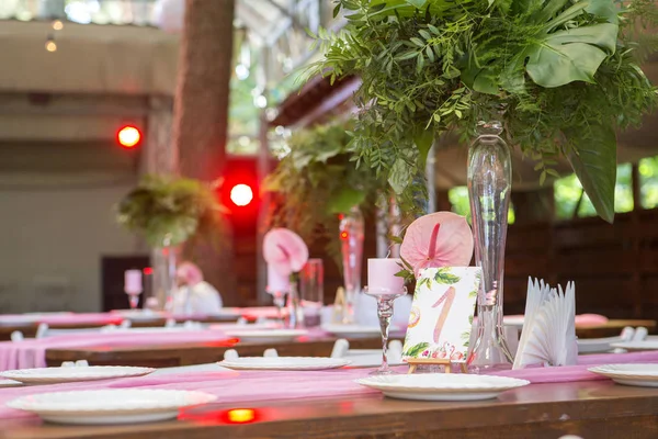 Tablolar, pl ile arka bahçesinde üzerinde bir düğün töreni için dekorasyon