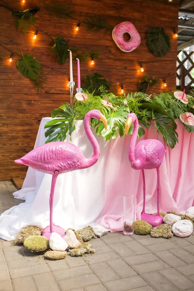 Tablolar, pl ile arka bahçesinde üzerinde bir düğün töreni için dekorasyon