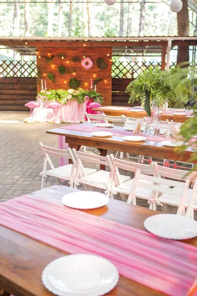 Decoração para uma cerimônia de casamento em um quintal com mesas, pl — Fotografia de Stock