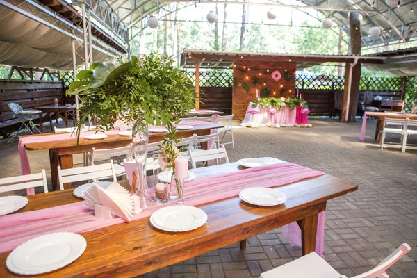 Tablolar, pl ile arka bahçesinde üzerinde bir düğün töreni için dekorasyon