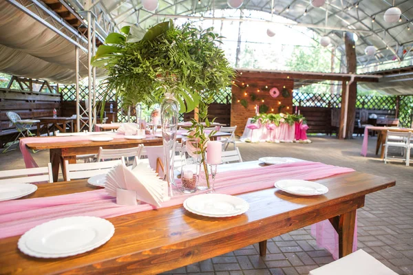 Tablolar, pl ile arka bahçesinde üzerinde bir düğün töreni için dekorasyon