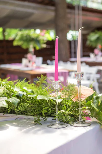 Décoration pour une cérémonie de mariage sur une cour arrière avec des tables, pl — Photo