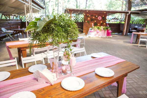 Decoração para uma cerimônia de casamento em um quintal com mesas, pl — Fotografia de Stock