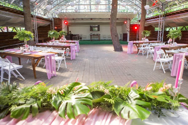 Tablolar, pl ile arka bahçesinde üzerinde bir düğün töreni için dekorasyon