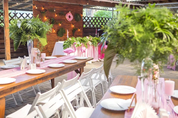 Tablolar, pl ile arka bahçesinde üzerinde bir düğün töreni için dekorasyon