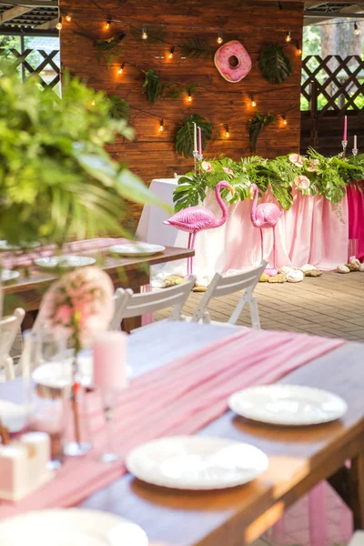 Tablolar, pl ile arka bahçesinde üzerinde bir düğün töreni için dekorasyon