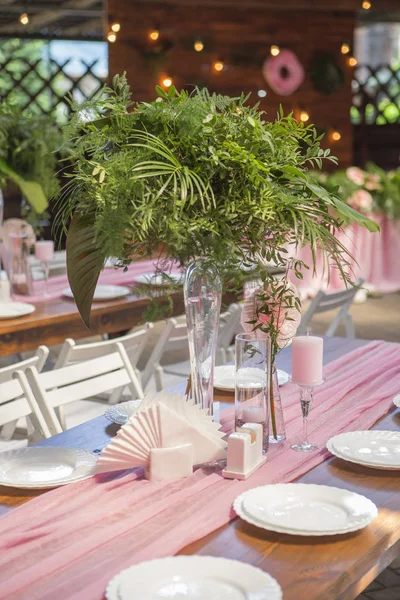 Tablolar, pl ile arka bahçesinde üzerinde bir düğün töreni için dekorasyon