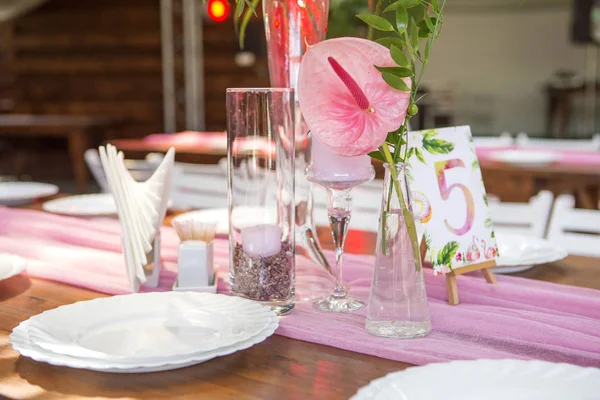 Tablolar, pl ile arka bahçesinde üzerinde bir düğün töreni için dekorasyon